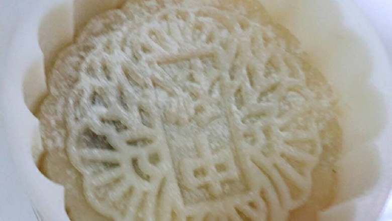 红豆沙冰皮月饼+#中秋食饼记#,倒入模具中进行按压。
