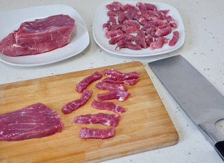 朋友圈火卖的麻辣牛肉 ,然后将洗净的牛肉均匀的切成半厘米厚度的条状。