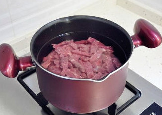 朋友圈火卖的麻辣牛肉 ,将牛肉跟冷水一起下锅，再放一颗八角，加盖大火煮。