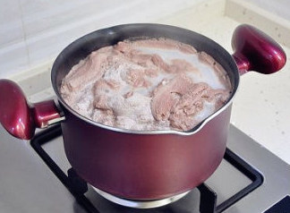 朋友圈火卖的麻辣牛肉 ,煮至开锅，将浮沫撇去。