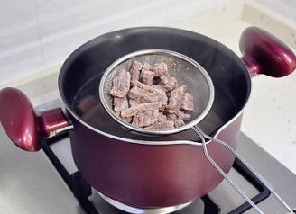 朋友圈火卖的麻辣牛肉 ,转中小火焖煮20分钟左右至熟即可捞出。牛肉条比较小，所以不要煮太长时间，熟了就行。