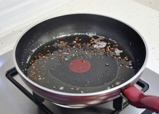 朋友圈火卖的麻辣牛肉 ,锅中加入花生油，再放入麻椒用最小火慢慢炒至能闻到麻椒的香味，然后将麻椒捞出。