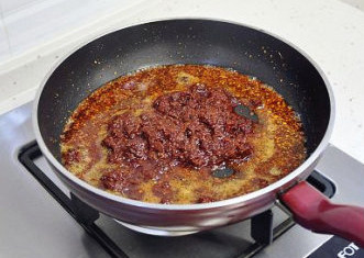 朋友圈火卖的麻辣牛肉 ,辣椒颜色变红，或者油的颜色也变红了，就可以倒入素食佐餐酱。
