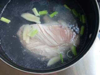 鸡丝凉面（拌面）,将葱姜放入锅内煮鸡肉