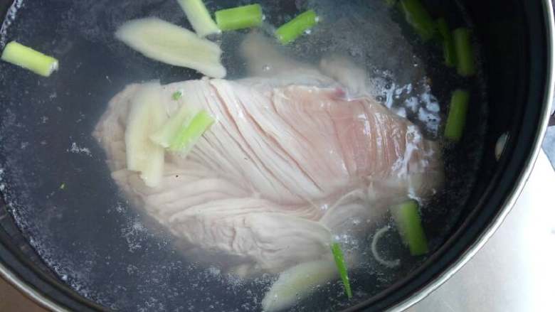 鸡丝凉面（拌面）,将葱姜放入锅内煮鸡肉