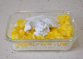 菠萝季独有的椰浆菠萝糯米饭 ,容器中加入洗净的糯米、菠萝肉、椰浆、白糖，拌匀。