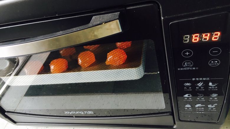 广式红豆沙蛋黄月饼,放入预热好的烤箱中下层上下火160度7分钟