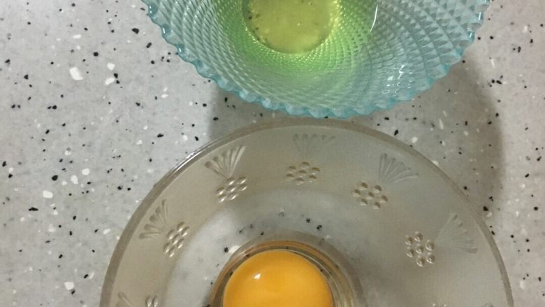 广式红豆沙蛋黄月饼,取一个<a style='color:red;display:inline-block;' href='/shicai/ 9'>鸡蛋</a>黄和三分之一蛋清搅匀准备刷面。