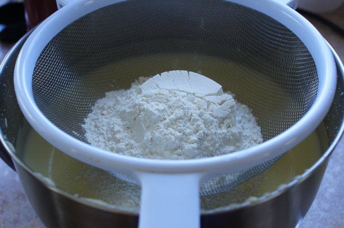 高筋面粉也可以做出柔软海绵蛋糕 ,筛入高筋面粉，泡打粉，玉米淀粉和盐，切拌法搅拌均匀。