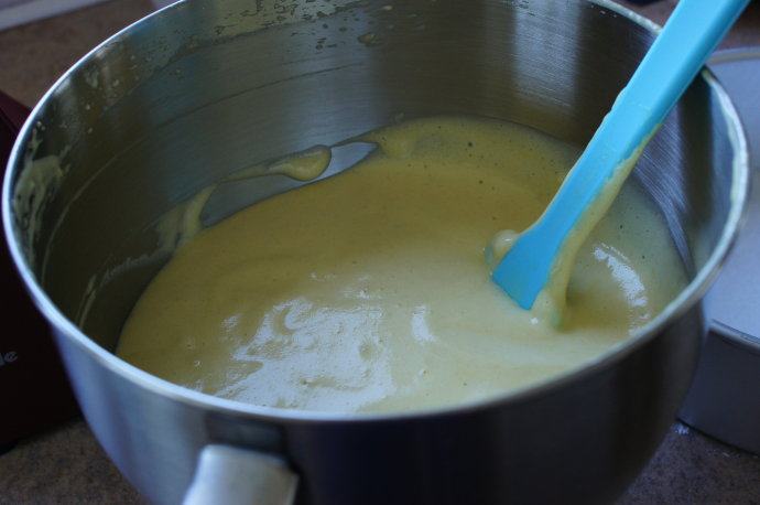 高筋面粉也可以做出柔软海绵蛋糕 ,把黄油溶液和香草精倒入面糊，轻轻搅拌之所有材料混合均匀。