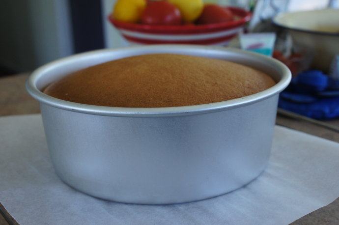 高筋面粉也可以做出柔软海绵蛋糕 ,倒入八寸蛋糕模，放入预热好的烤箱烤25分钟左右。（到20分钟时就该观察一下，有的烤箱过热或烤箱太小，可能会让蛋糕表面烤糊）