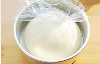 超级流行的爆款面包【奶酪包】 ,盖保鲜膜室温发酵至原来的1.5-2倍大；