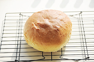 超级流行的爆款面包【奶酪包】 ,烤箱预热180℃，下层烘烤40分钟，中层加盖锡纸防止面包上色过重，烤好后取出趁热在面包表面刷上一层黄油，并将面包移入烤网晾凉。