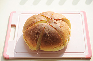 超级流行的爆款面包【奶酪包】 ,面包晾凉后切成4-6块；