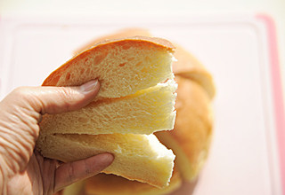 超级流行的爆款面包【奶酪包】 ,每块的中间切两刀，片成相连的三片；
