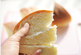 超级流行的爆款面包【奶酪包】 ,切缝处抹上奶酪馅；