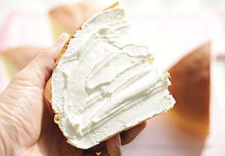 超级流行的爆款面包【奶酪包】 ,再将面包两个侧面也抹上奶酪馅；