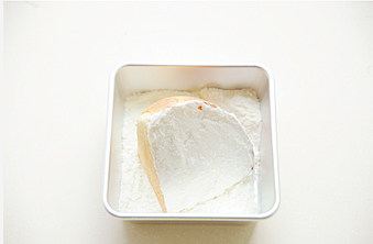 超级流行的爆款面包【奶酪包】 ,将抹上奶酪的两面放入奶粉和糖粉的混合粉中沾满粉；