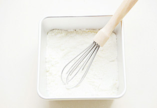 超级流行的爆款面包【奶酪包】 ,无糖全脂奶粉和糖粉混合均匀待用，若是含糖全脂奶粉可以不加糖粉直接使用。