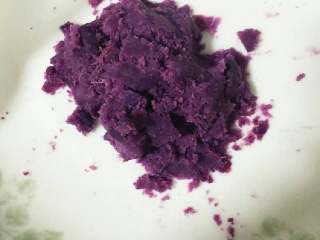 水晶月饼#中秋食饼记#,紫薯蒸熟压成泥，用手搓成自己喜欢的形状，注意形状要比模具小哦！放入冰箱冷藏。