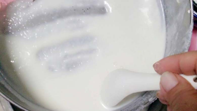 冰皮月饼#中秋食饼记#,把搅拌好的面糊过筛两遍备用，静置30分钟