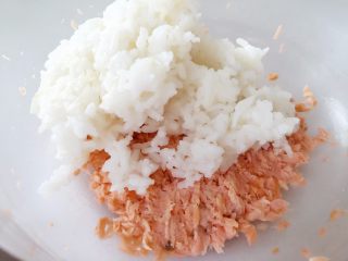 三文鱼饭团—给宝宝补充DHA的能量小饭团,加入米饭。
ps:可以加少量盐调味，建议不加。