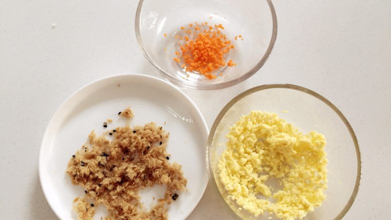 三文鱼饭团—给宝宝补充DHA的能量小饭团,还可以备一个煮熟鸡蛋的蛋黄捣碎、肉松、焯熟切细丁的胡萝卜。