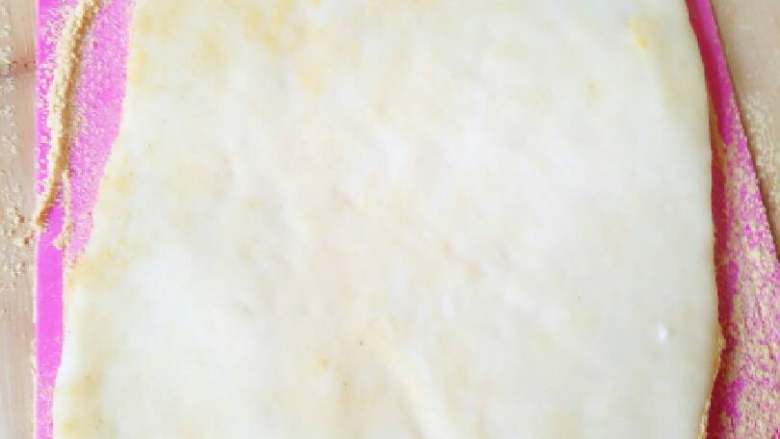 驴打滚,蒸好的面团放在豆面上，表面再筛一层豆粉，擀成薄片