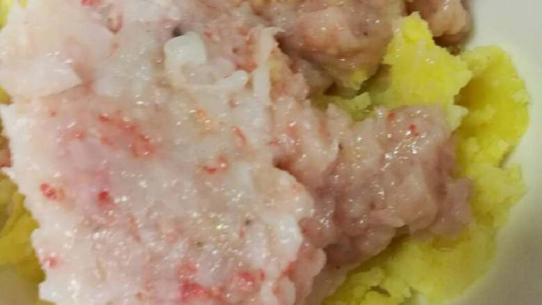 黄金土豆虾,处理好的虾蓉倒在土豆泥里。