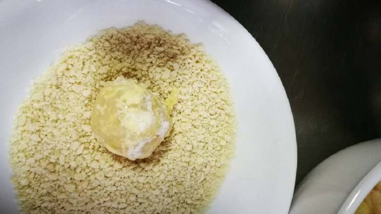 黄金土豆虾,再在蛋液里浸一下（居然漏拍照了😂）。最后放面包糠里全身沾上面包糠。