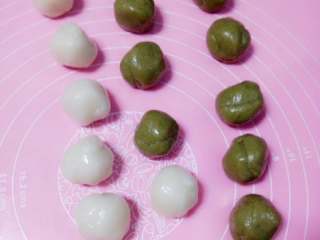 冰皮月饼#中秋食饼记#,将白色冰皮和绿色冰皮称量成每个20克小块揉成圆形