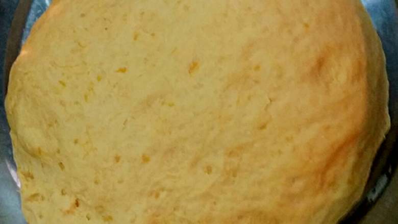 南瓜包子（小葱鲜肉馅）,面团比原来大了一半，这证明面团发酵的很好。
