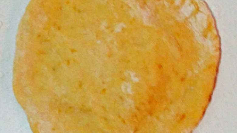 南瓜包子（小葱鲜肉馅）,摁成中间稍微厚一点，边上薄的面片。