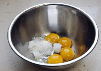【红枣黑芝麻蛋糕卷】,蛋黄中加入棉白糖，用打蛋器搅打至混合均匀。