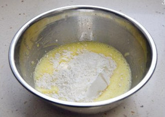 【红枣黑芝麻蛋糕卷】,过筛着加入低筋面粉。
