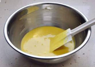 【红枣黑芝麻蛋糕卷】,轻轻翻拌拌匀成粘稠的蛋黄糊。