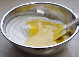 【红枣黑芝麻蛋糕卷】,将蛋黄糊全部倒入蛋白糊中。