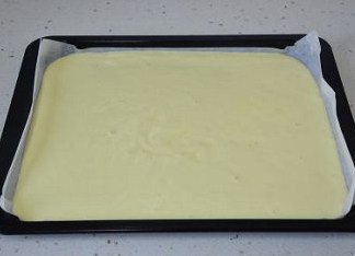【红枣黑芝麻蛋糕卷】,将混合糊倒入铺了烘焙纸的烤盘中，放入预热好的烤箱中烤焙，上下150度，20分钟。