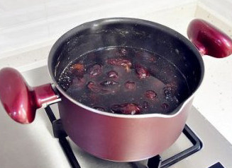 【红枣黑芝麻蛋糕卷】,大红枣跟清水一起放入锅中，开锅后转中火煮至红枣全部沉底柔软，汤汁甜甜的即可关火。
