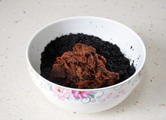 【红枣黑芝麻蛋糕卷】,黑芝麻粉中加入枣泥拌匀即成红枣黑芝麻馅。