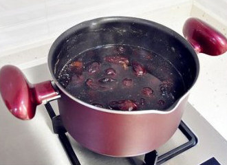 微甜不腻的红枣黑芝麻汤圆,大红枣跟清水一起放入锅中，开锅后转中火煮至红枣全部沉底柔软，汤汁甜甜的即可关火。