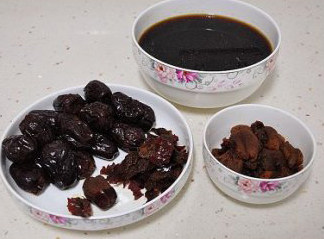 微甜不腻的红枣黑芝麻汤圆,将枣捞出，剥皮去枣核，取枣泥待用，煮枣的汤也过筛待用。