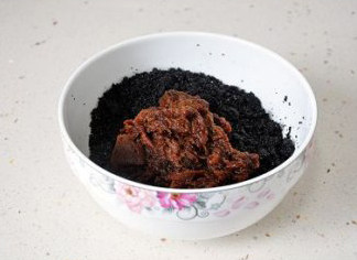 微甜不腻的红枣黑芝麻汤圆,黑芝麻粉中加入枣泥拌匀即成汤圆馅。