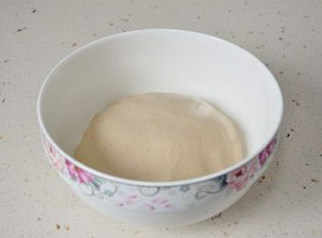 微甜不腻的红枣黑芝麻汤圆,再用手和成光滑面团，然后盖保鲜膜醒面10分钟。
