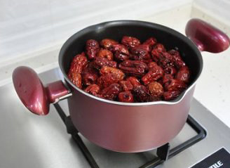 红火喜庆的大枣虾仁堡,洗干净的红枣跟清水一起放入锅中，大火煮开。