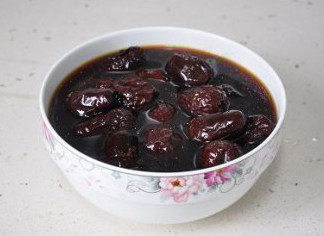 红火喜庆的大枣虾仁堡,关火后连汤带枣的倒入碗中待其自然凉透。