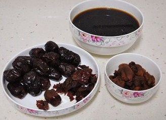 红火喜庆的大枣虾仁堡,将红枣捞出，剥皮去枣核，取枣泥待用；煮枣的汤也过筛待用。