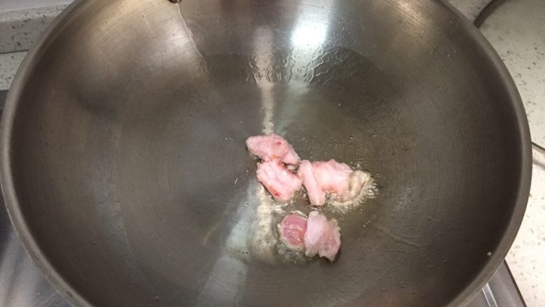多彩面鱼鱼儿（麻食）,锅里倒少许油，开小火，将刚才切好的猪的肥肉放入锅中，千万不要火太大，不然会焦掉