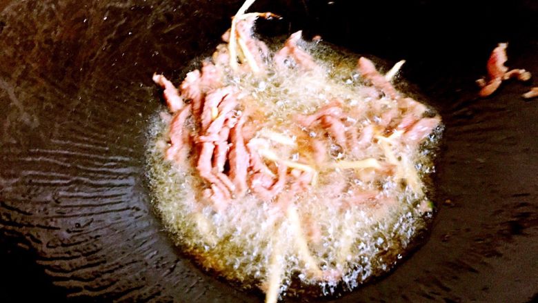 虾米萝卜丝炒豆渣,锅烧热放油，比平时炒菜要多点。下姜丝和肉丝炒匀，肉色变白。