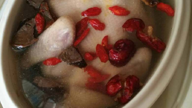 灵芝清炖白鸽汤,把所以准备好的材料，放入炖盅，加满开水，按下快炖2小时。